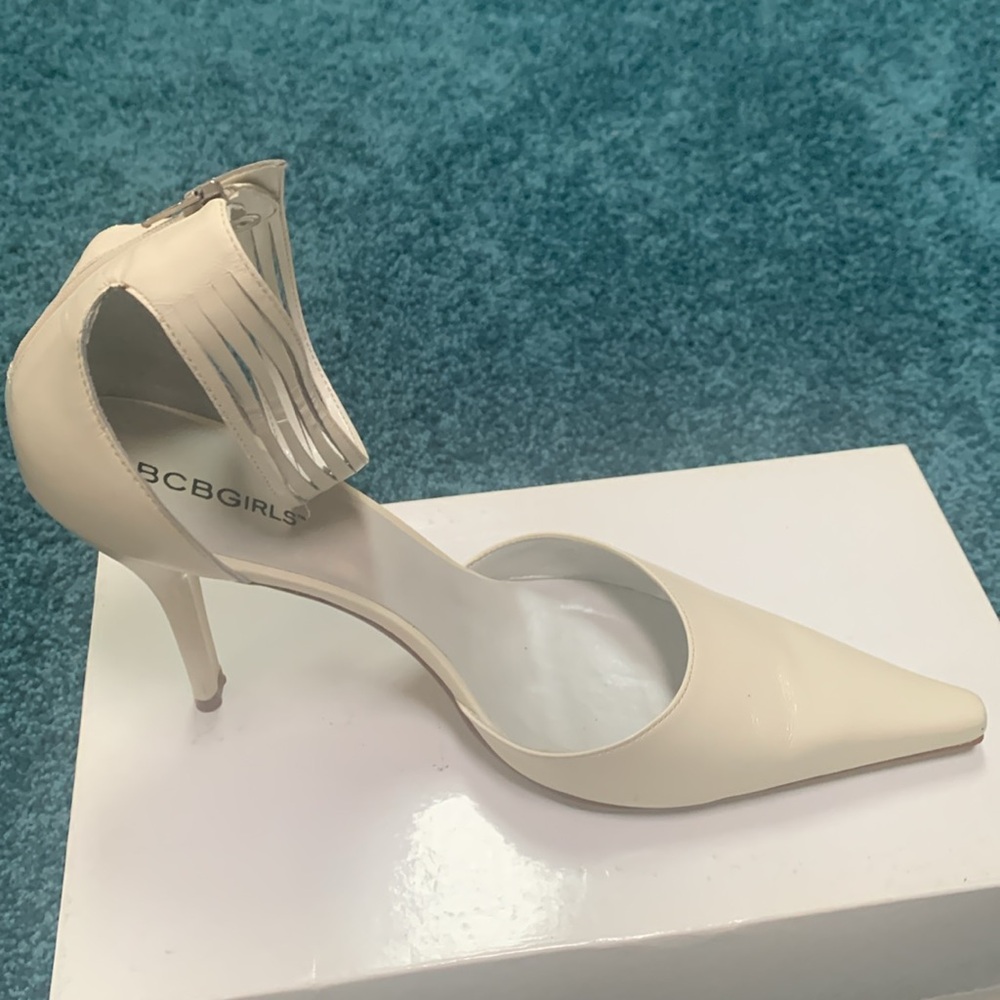 BCBG 100% Genuine Leather Cream Color Heels 9.5B